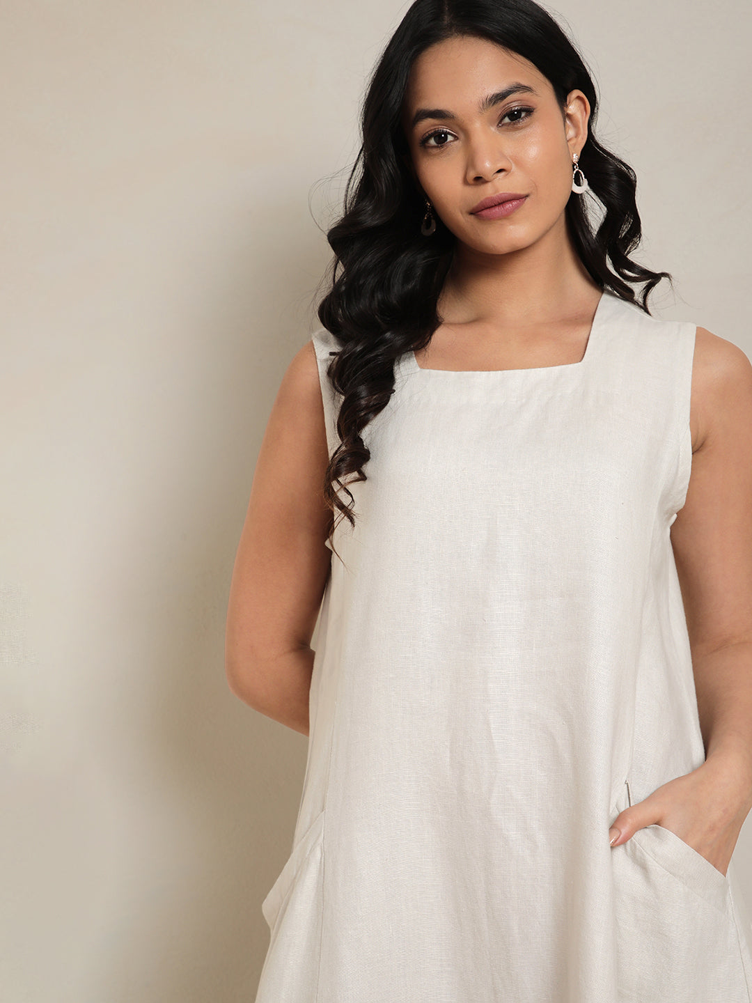 Linen Half-Sleeve Dress with Side Pocket Fabric: 100% Pure Linen